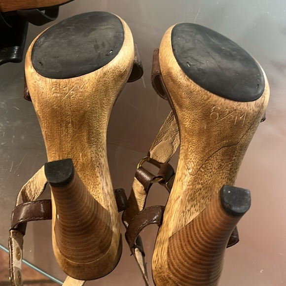 2 pairs of Sandals - Picture 6 of 8